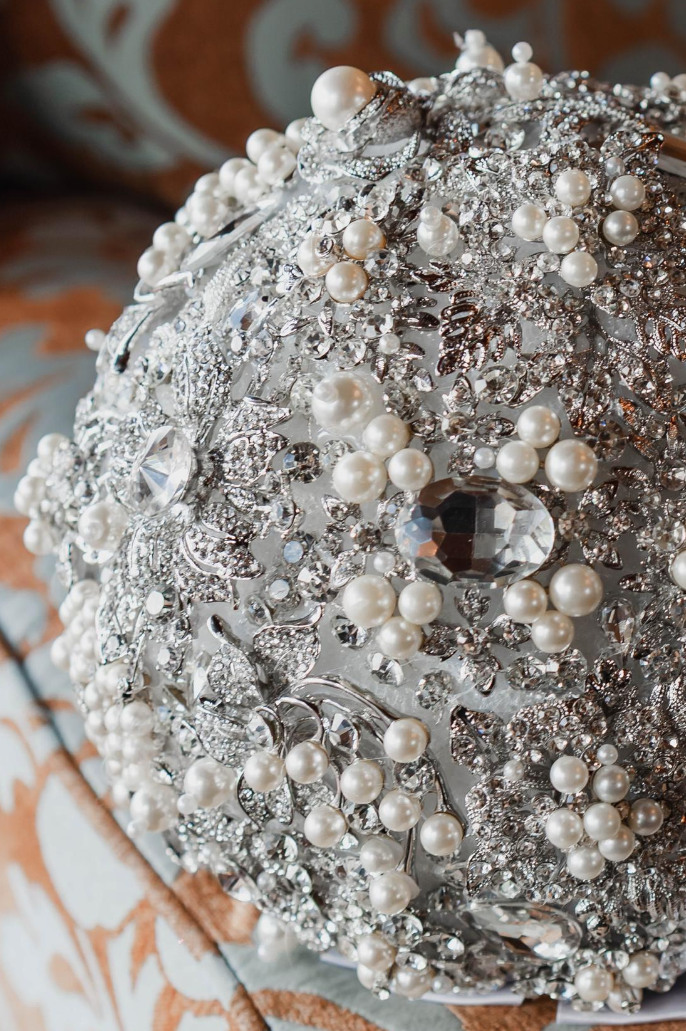 Moonlight Aura – Crystal & Brooch Bouquet