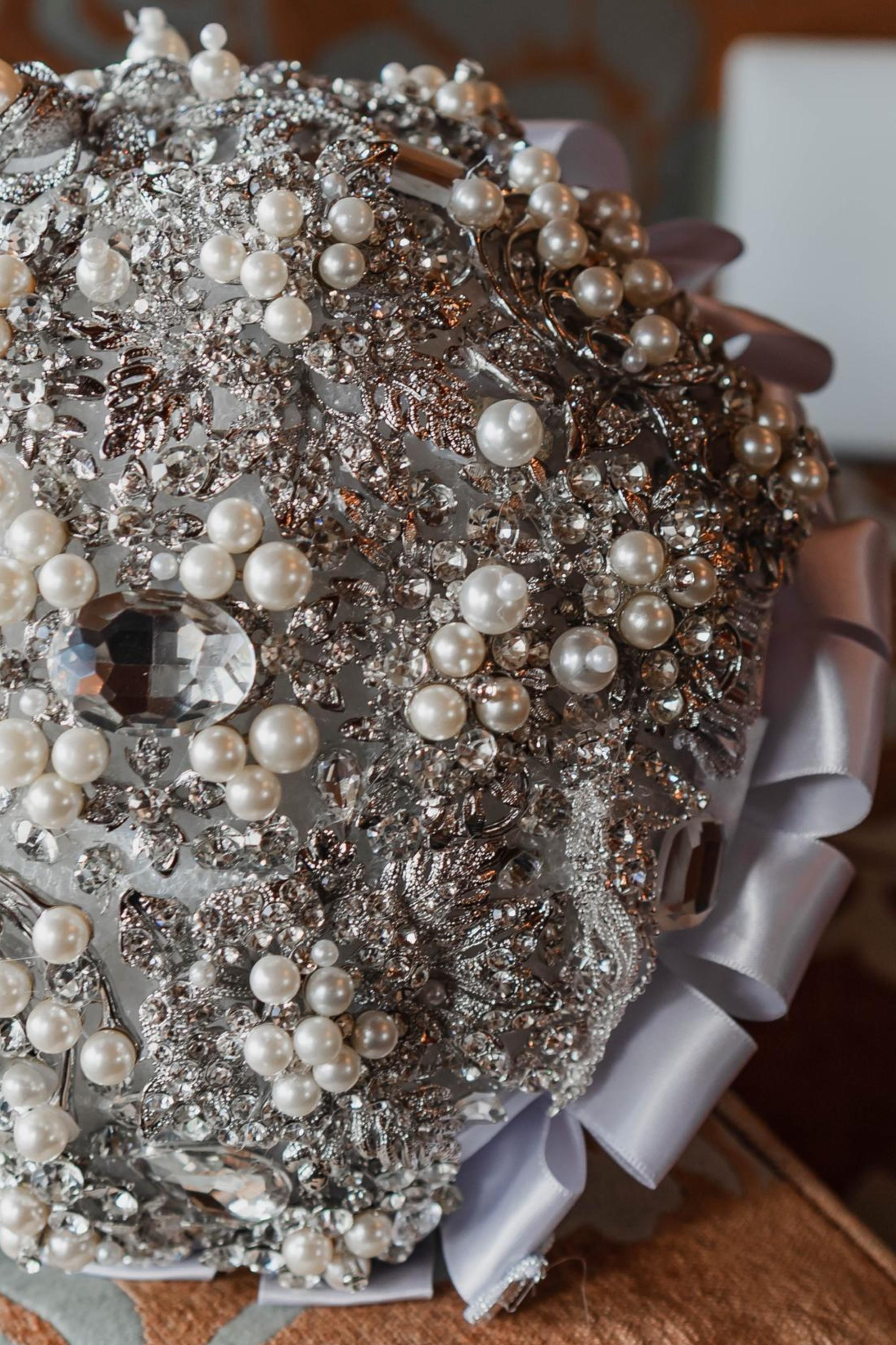 Moonlight Aura – Crystal & Brooch Bouquet