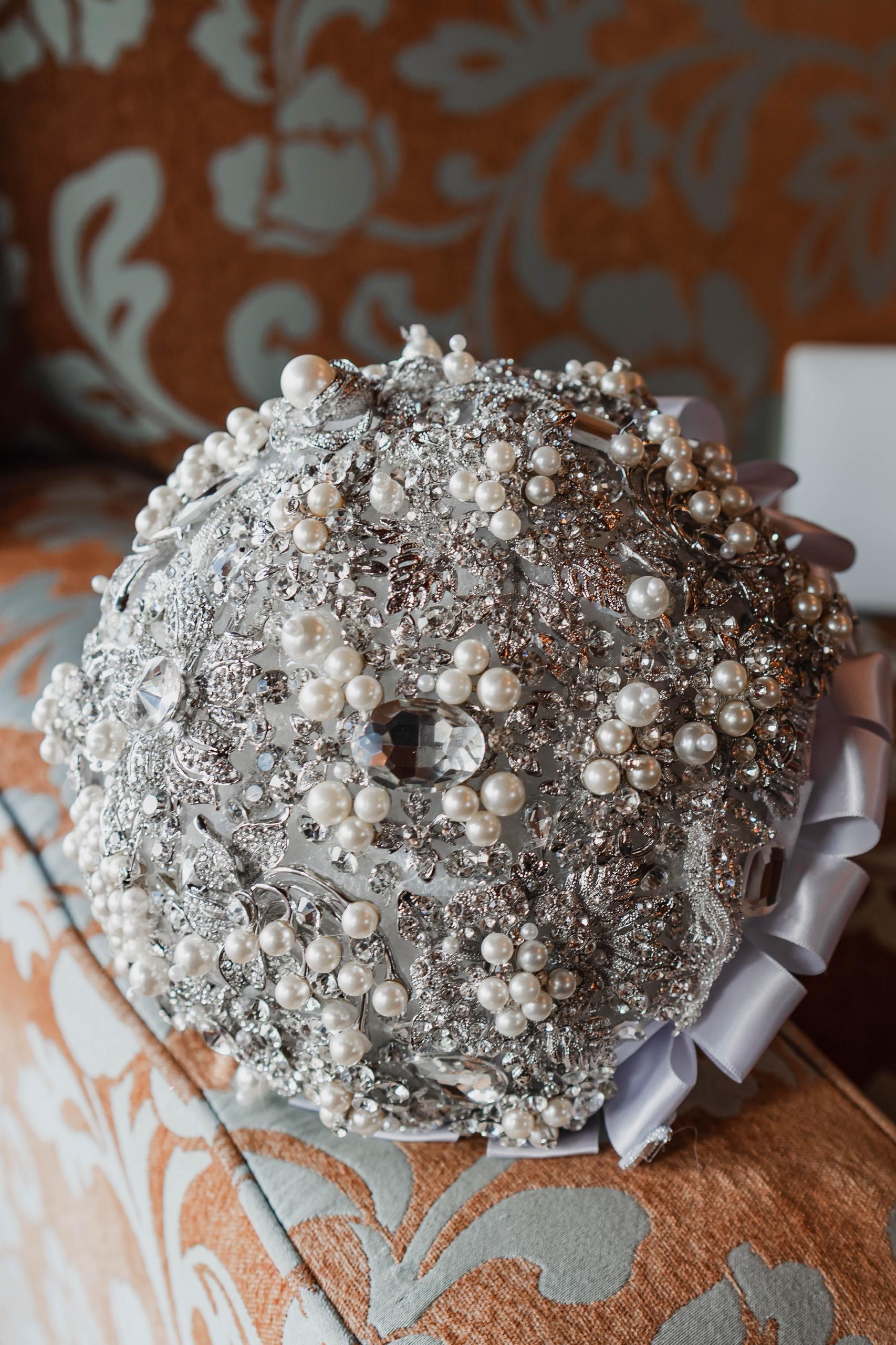 Moonlight Aura – Crystal & Brooch Bouquet