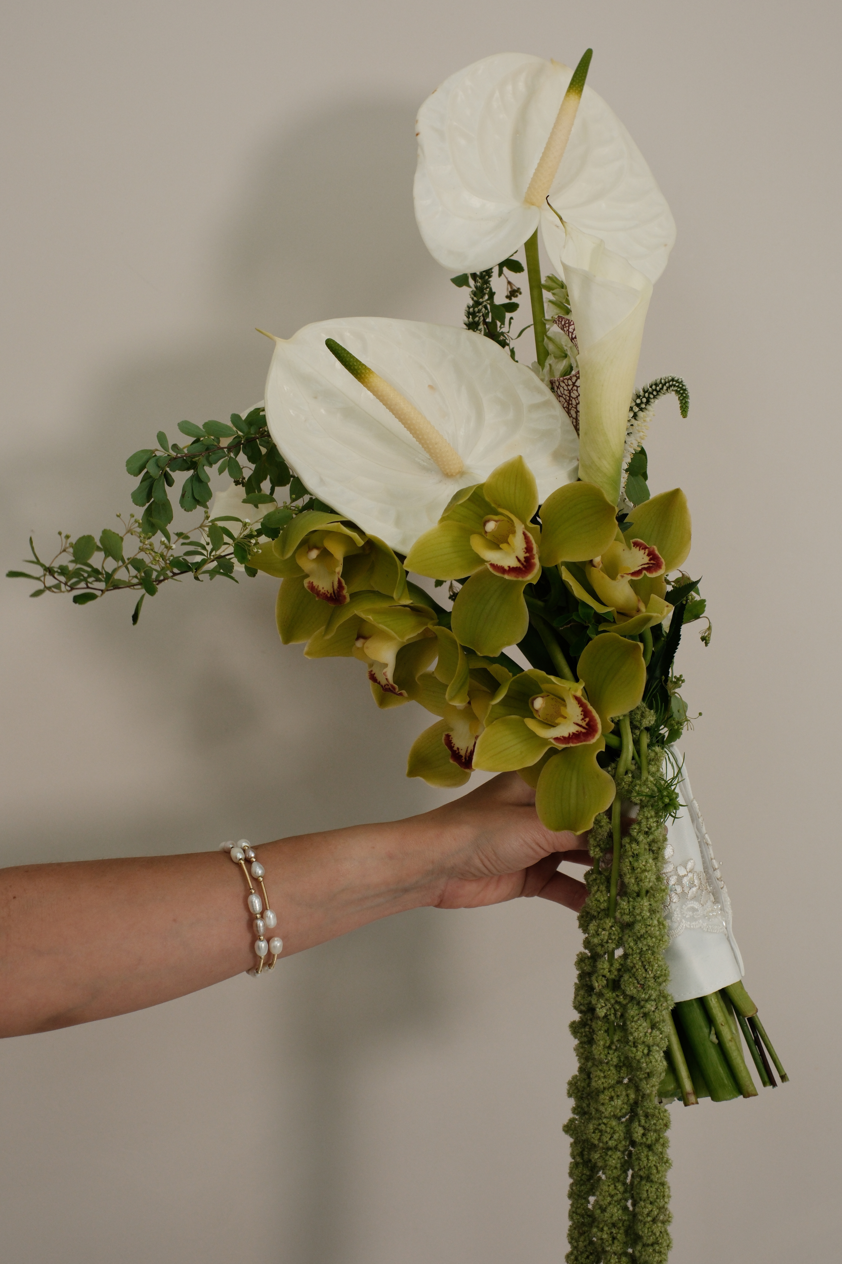 Cascade amaranthus, anturius, cymbidium.