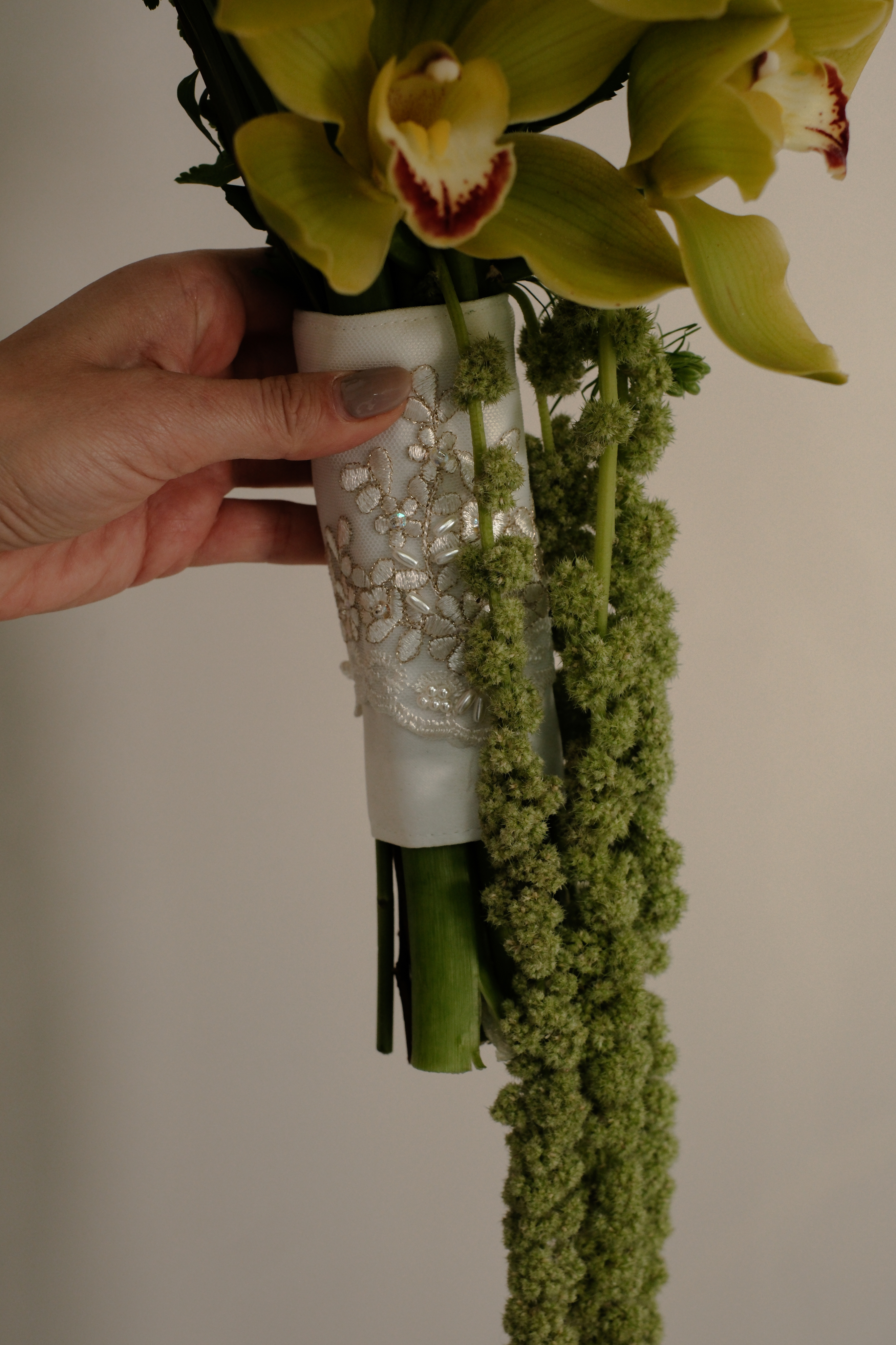 Cascade amaranthus, anturius, cymbidium.