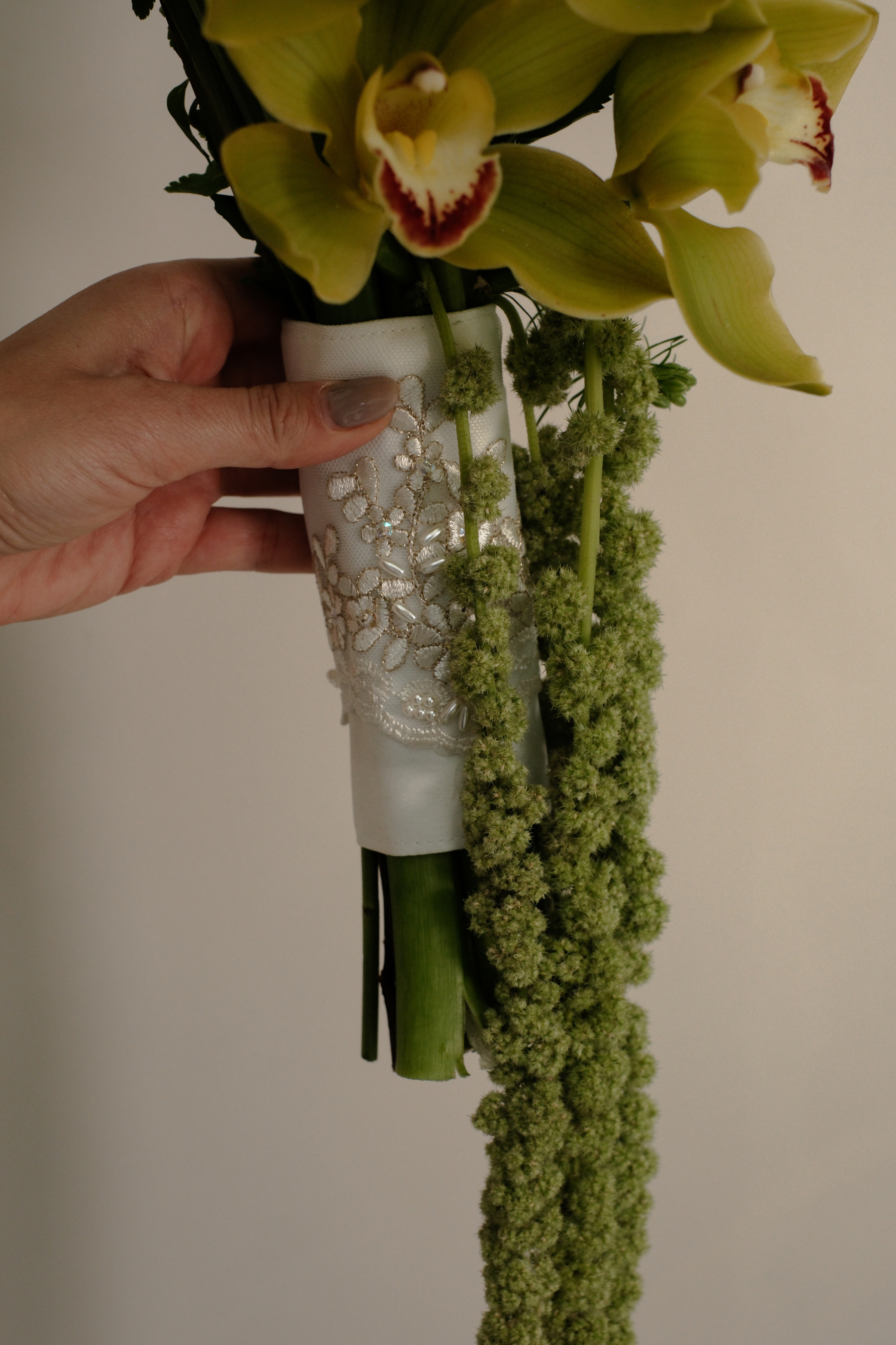 Cascade amaranthus, anturius, cymbidium.