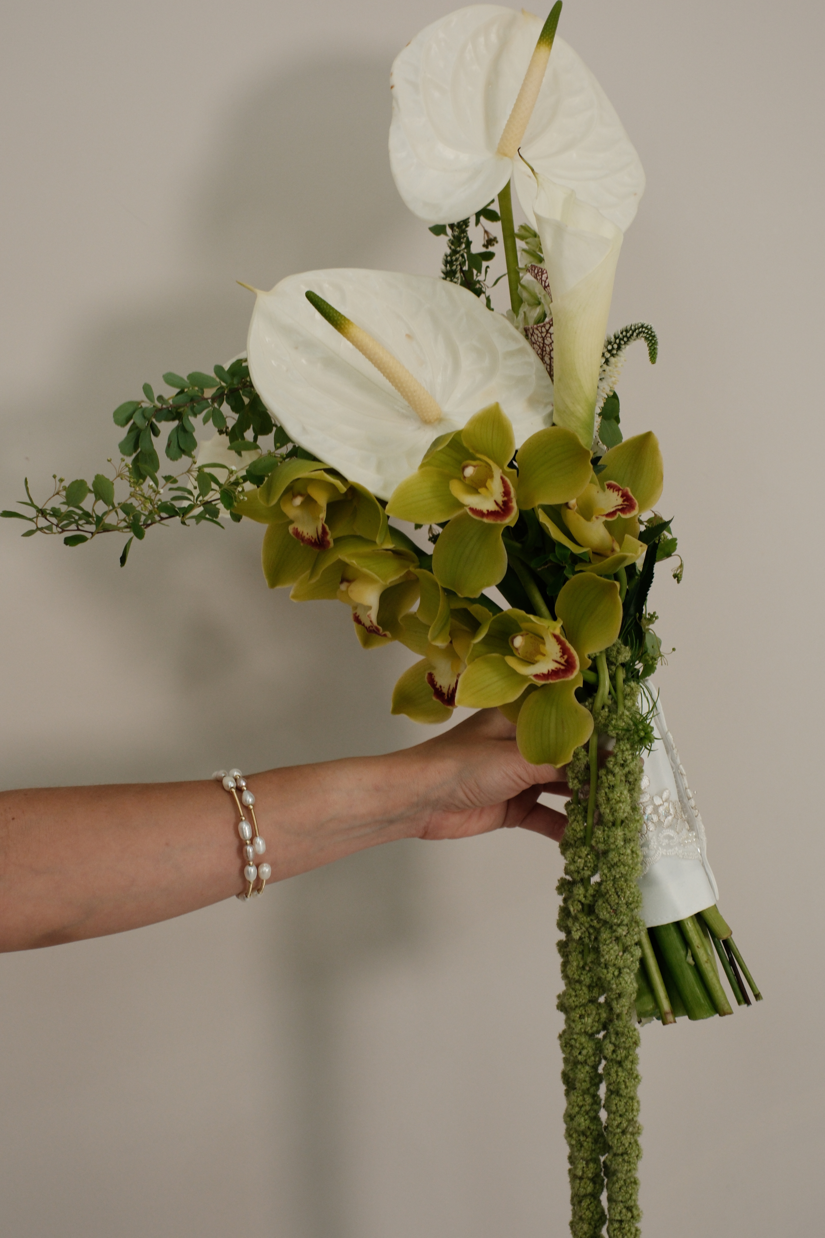 Cascade amaranthus, anturius, cymbidium.
